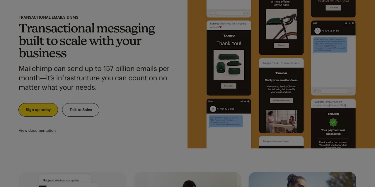 Página de e-mail transaccional de Mailchimp: titular Transactional messaging built to scale with your business, botones Sign up today y Talk to Sales, y pantallas de móvil con pedidos y SMS.