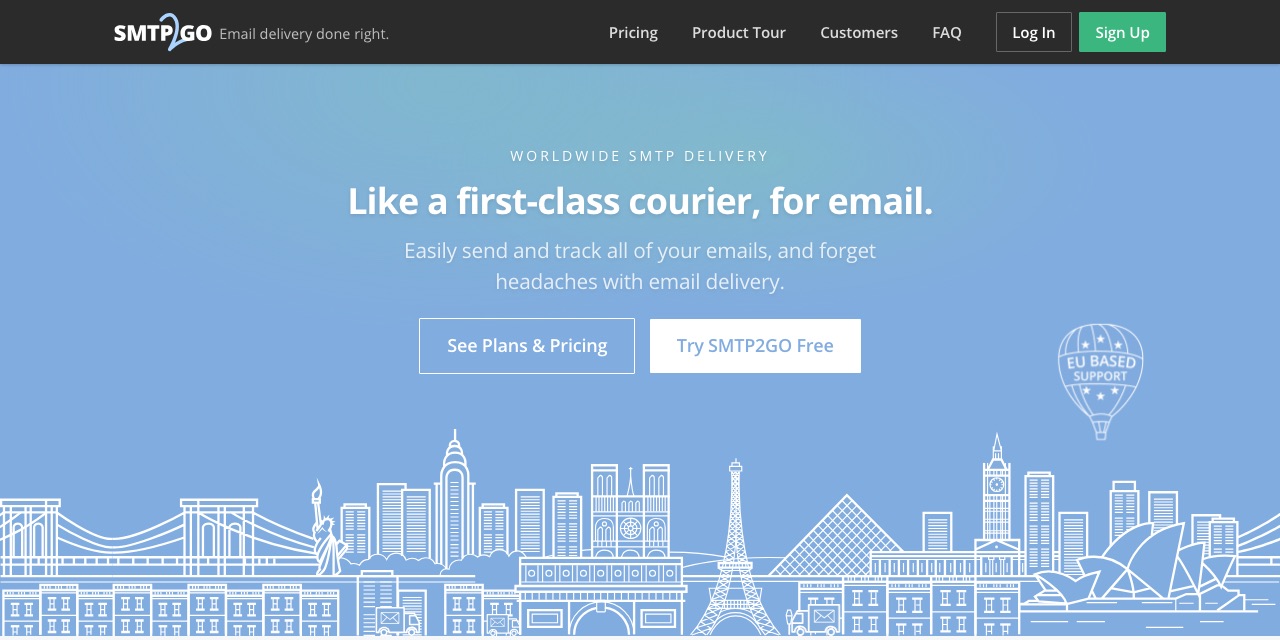 La página de inicio de SMTP2GO con el titular Like a first-class courier, for email y los botones See Plans & Pricing y Try SMTP2GO Free sobre un horizonte urbano dibujado a línea.