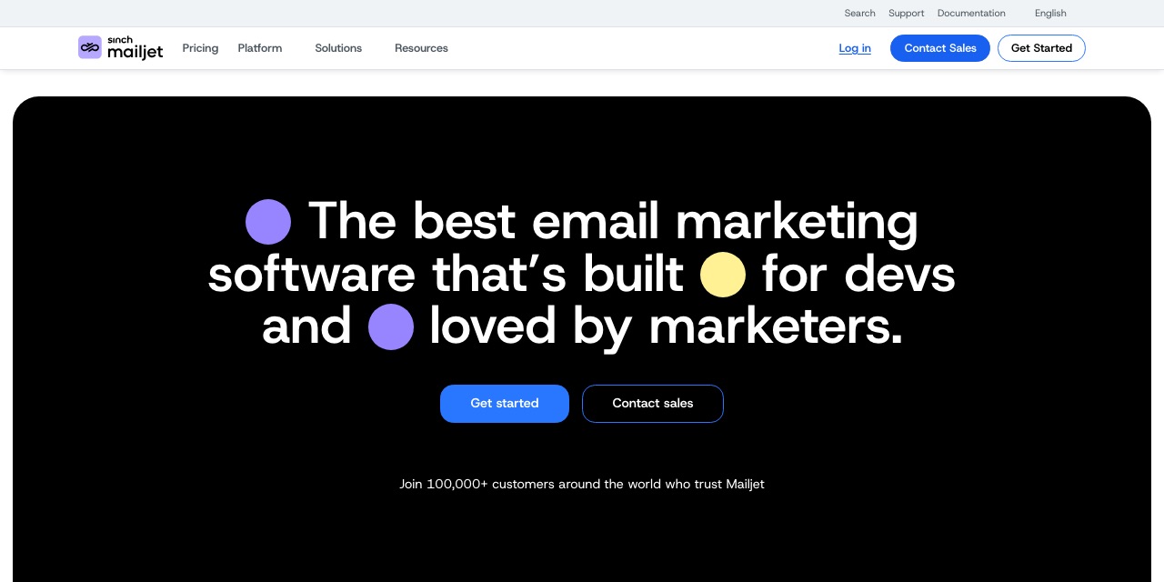 La página de inicio de Sinch Mailjet con el titular sobre fondo oscuro The best email marketing software that's built for devs and loved by marketers y los botones Get started y Contact sales.